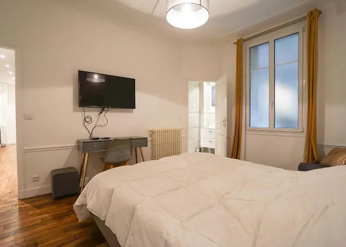 Large Flat At 2 Steps From The Eiffel Tower